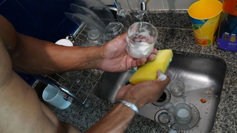 He told his wife, who was helping his stepdaughter at lunch – AmoPornoBR