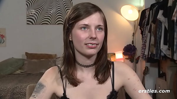 Ersties: Masochist Sam treibt es mit Womanizer und Dildo